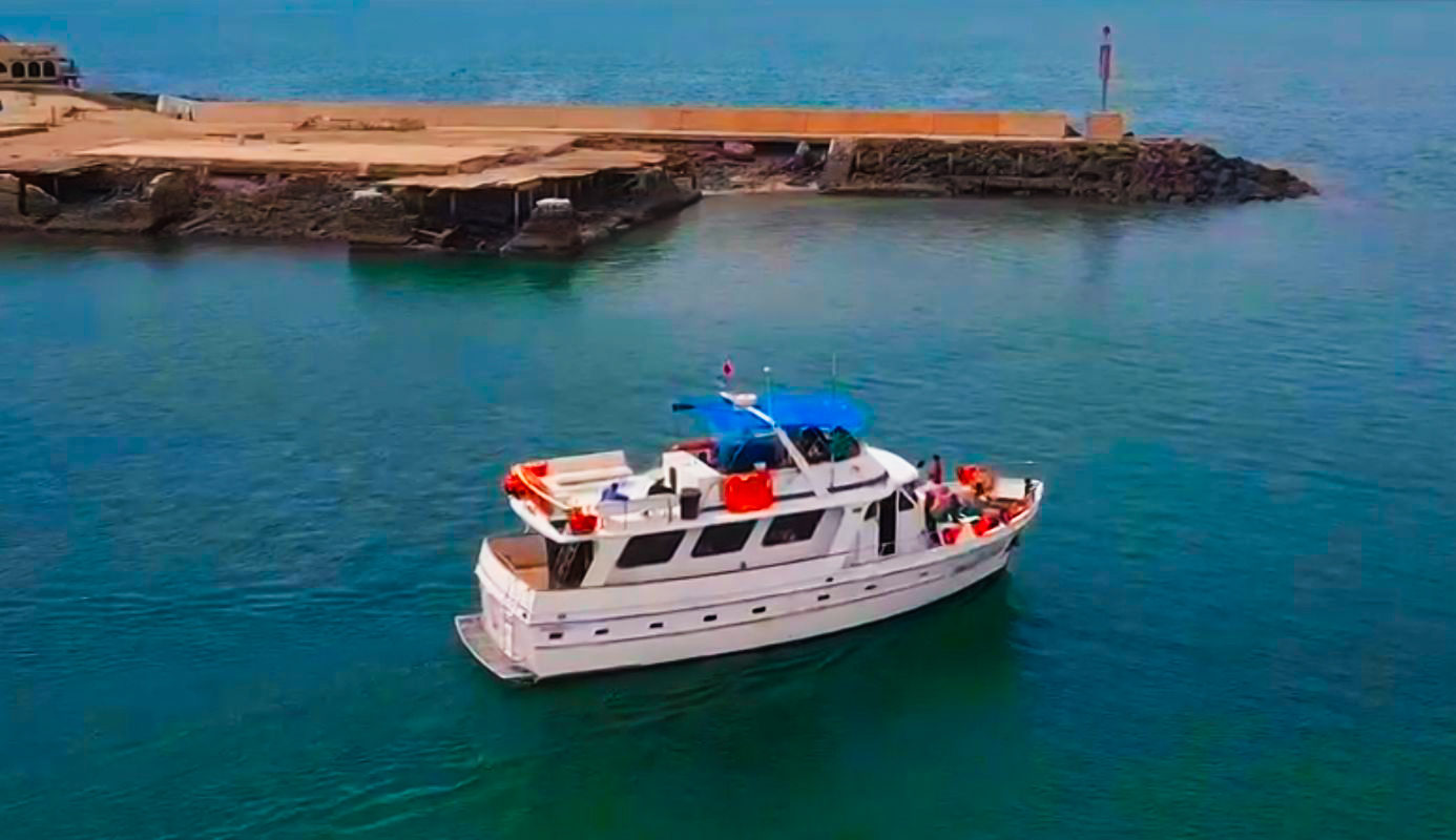 Sea Señor yacht cruising beside the Puerto Peñasco coastline